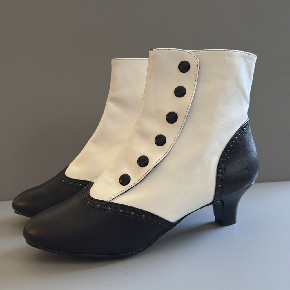 Bordello Pleaser Kitten Heel Wingtip Button Ankle Boots Women Size 10 Flora-1023